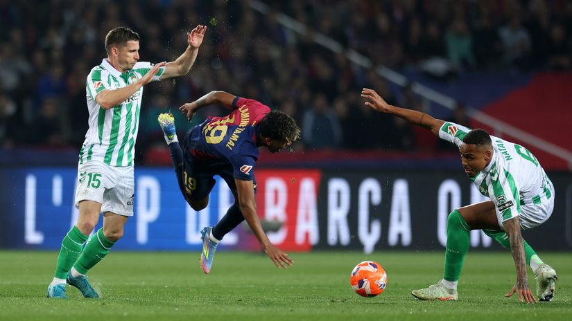 Yamal of Barca in a harsh duel with Betis' Perraud (left) and Natan (right) (©Judit Cartiel/Getty Images)