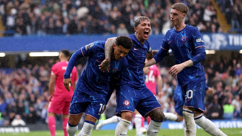 Chelsea players celebrating the goal (©Getty Images)