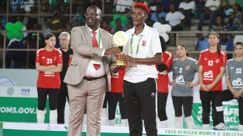 Trizah Atuka receives her award Malkia Strikers