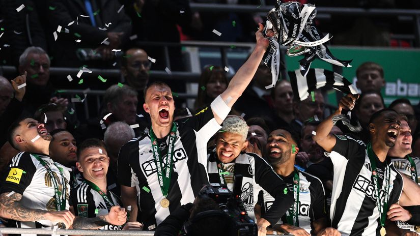 Dan Burn with the trophy (©Getty Images)