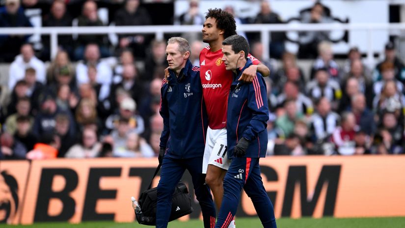 Zirkzee leaving the pitch with an injury against Newcastle two days ago (©Stu Forster/Getty Images)