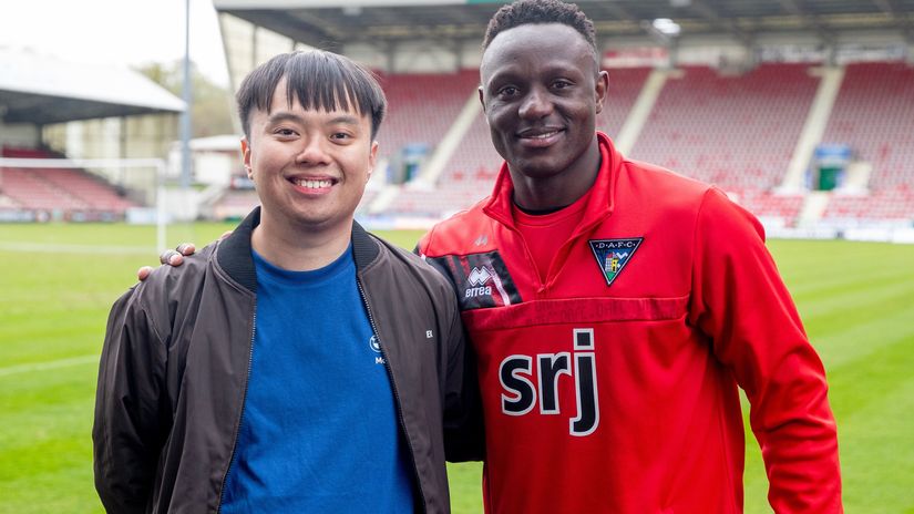 Victor Wanyama with a fan (©Craig Brown)