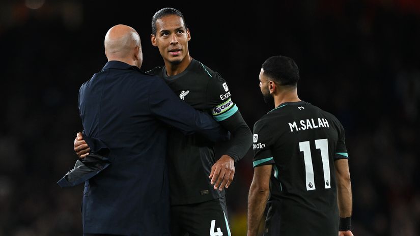 Arne Slot, Van Dijk and Mohamed Salah (©Getty Images)