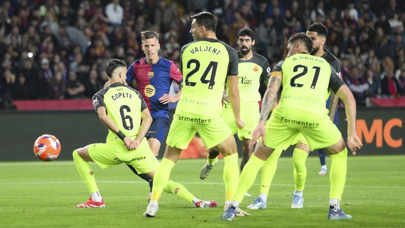 Olmo scores past four Mallorca players (©David Ramos/Getty Images)
