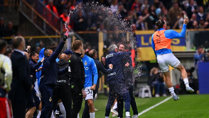 Parma subs and coach Chivu celebrate the big win (©Alessandro Sabattini/Getty Images)