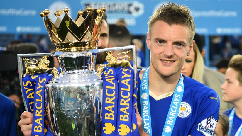 Jamie Vardy with a trophy (©Getty Images)