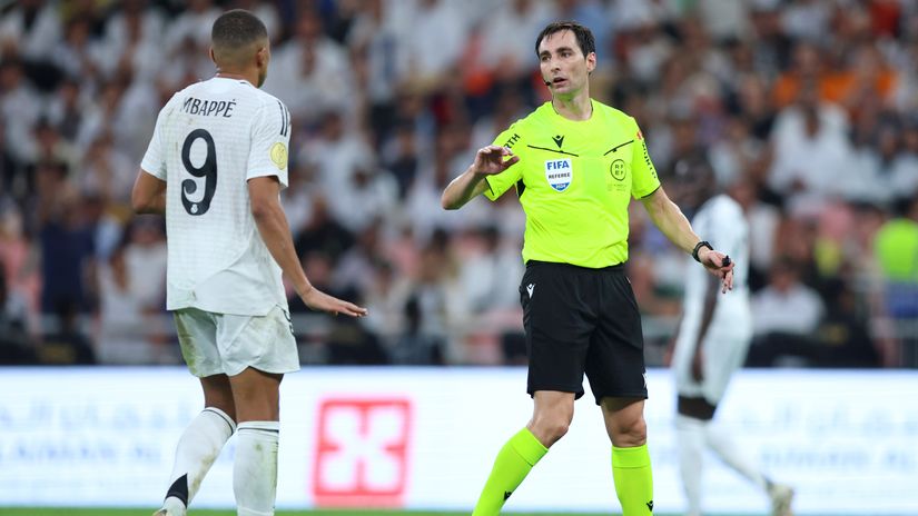 Kylian Mbappe and referee Bengoetxea (©Getty Images)