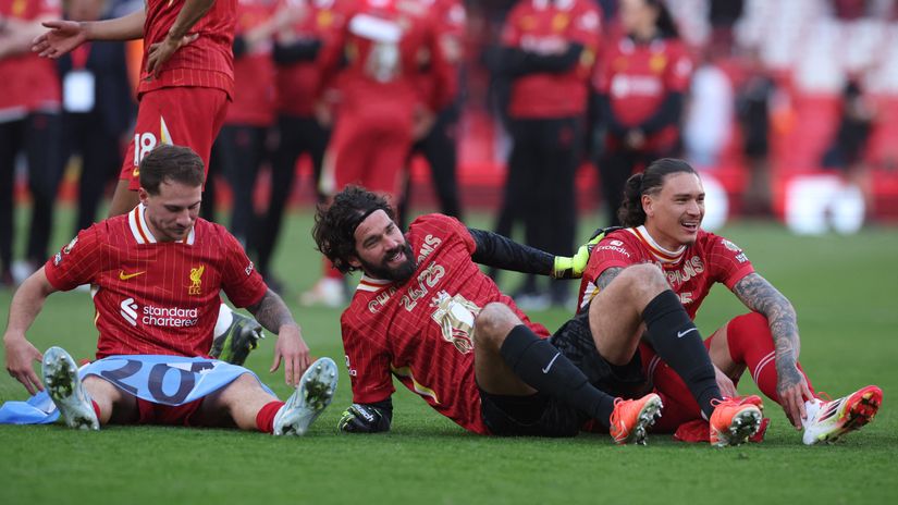 Nunez with Mac Allister and Becker (©Gallo Images)