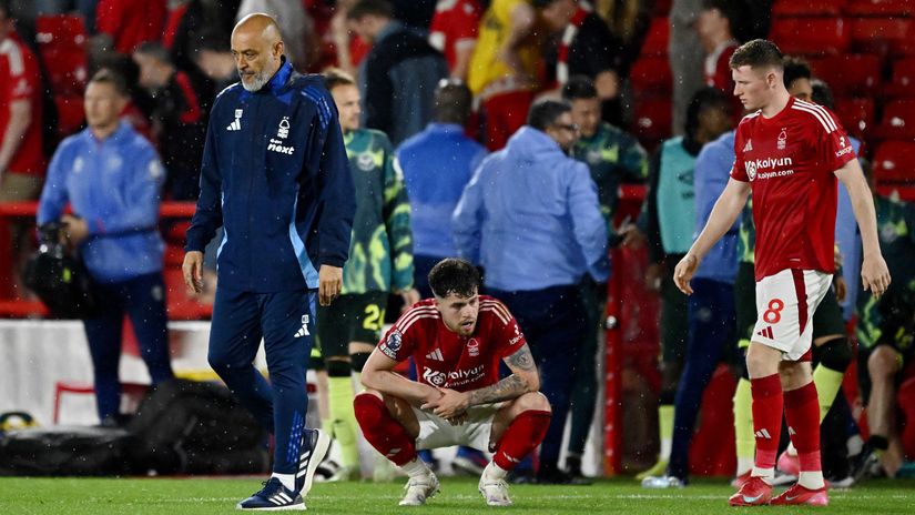 Nuno and his dispirited players after the loss to Brentford (©Gareth Copley/Getty Images)