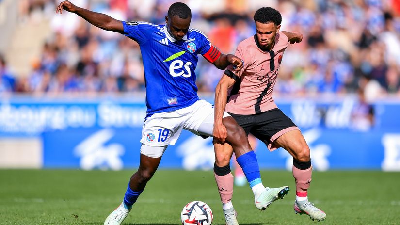 Habib Diarra of Strasbourg competes for the ball with Warren Zaire Emery (©Franco Arland/Getty Images)