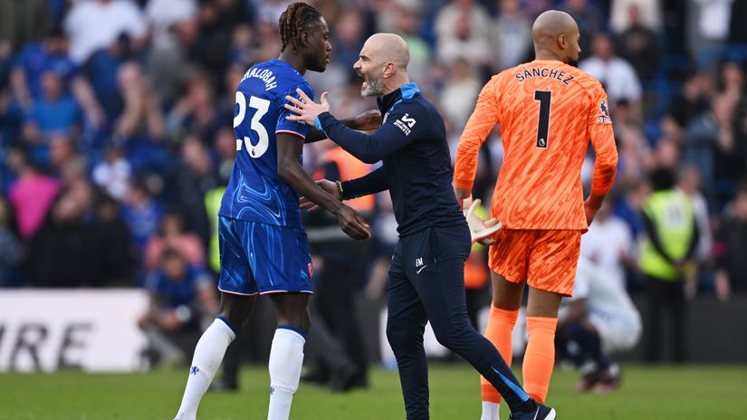 Maresca congratulates Chalobah with Sanchez in the back (©Mike Hewitt/Getty Images)