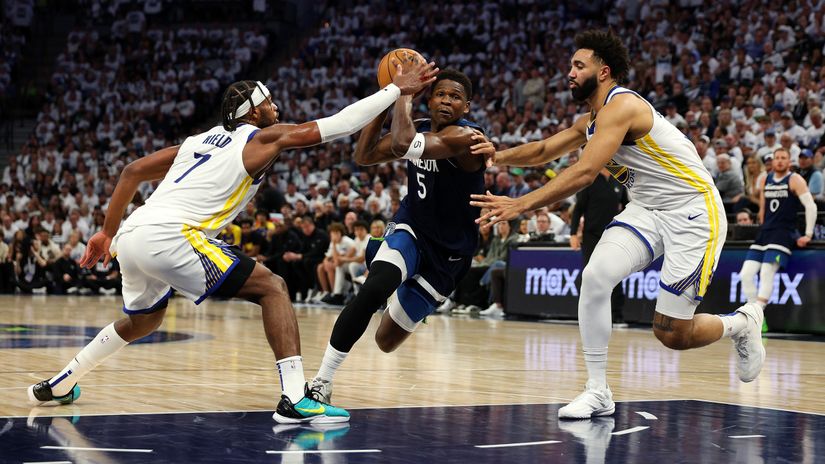 Edwards goes past GSW players (©David Berding/Getty Images)