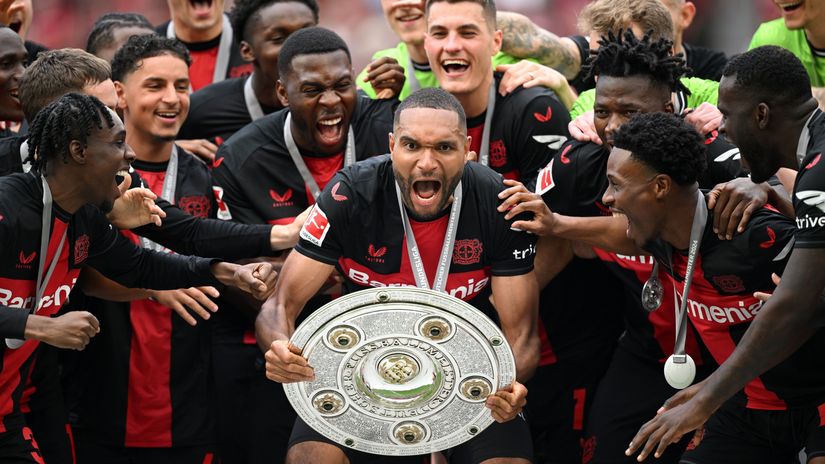 Jonathan Tah with the trophy (©Getty Images)
