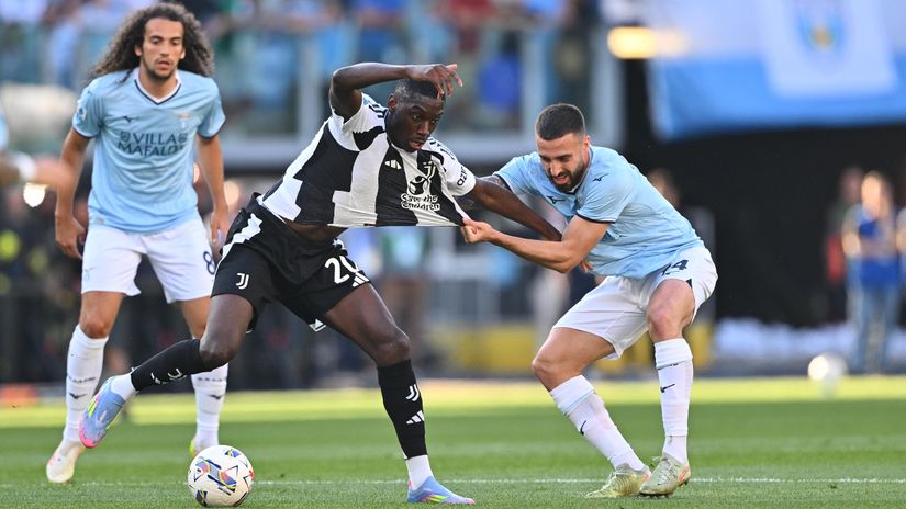 Kolo Muani of Juventus fights for the ball with Lazio players Guendouzi and Gala(©Marco Mantovani/Getty Images)