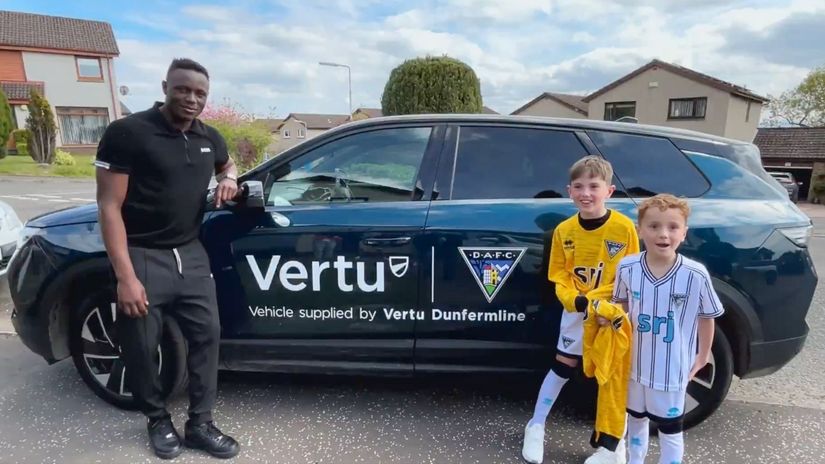 Two kids left in shock after Victor Wanyama surprises them with gifts [VIDEO]