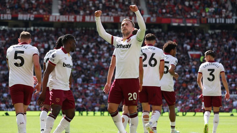 The Hammers celebrate Bowen's goal (©Reuters/Chris Radburn/Gallo Images)