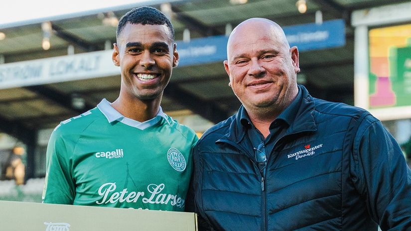 Daniel Anyembe presented with MOTM award vs Aalborg ©Viborg FF