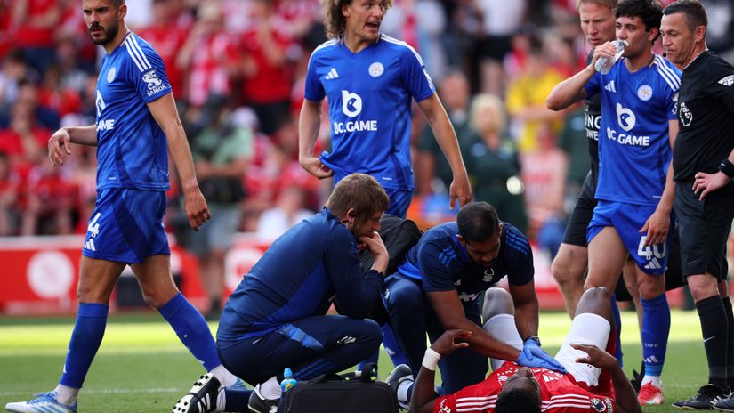 Taiwo Awoniyi receives medical treatment against Leicester City (©)