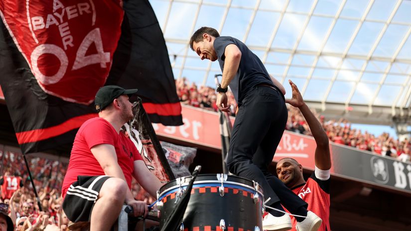 Xabi Alonso and Jonathan Tah (© Lars Baron/Getty Images)