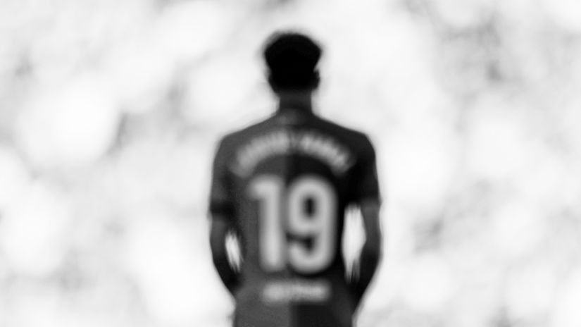 #19 will no longer be on Yamal's back (©Judit Cartiel/Getty Images)