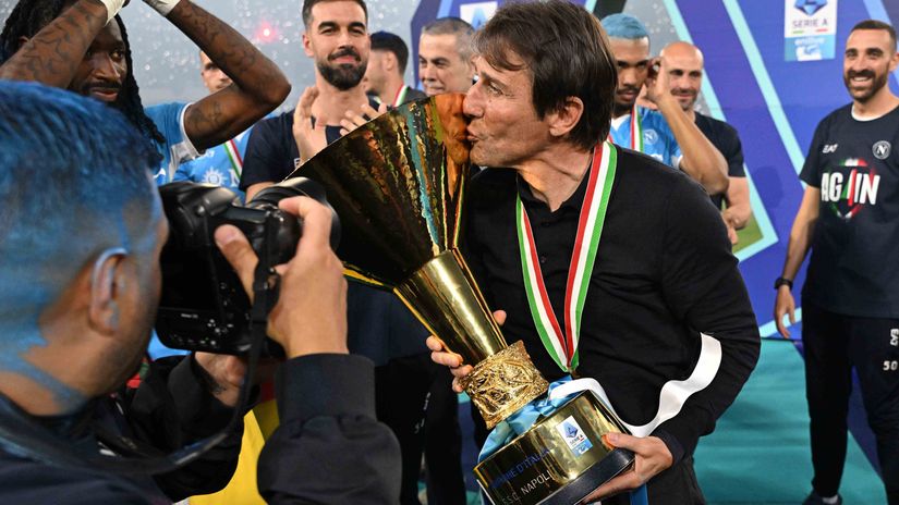Antonio Conte kisses the Serie A trophy he won with Napoli on Friday night (©Francesco Pecoraro/Getty Images)