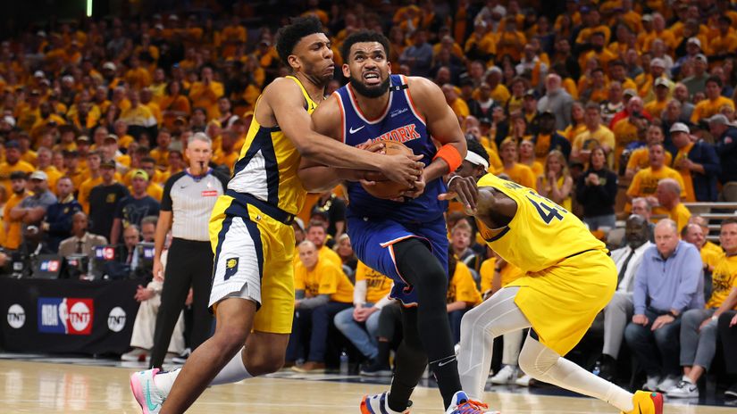 Towns surrounded by Indiana players (©AFP)