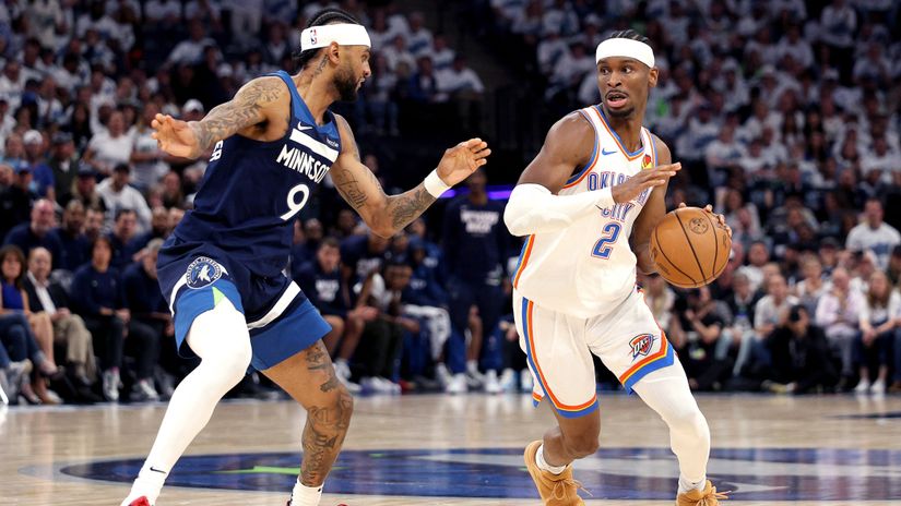 Gilgeous-Alexander of Oklahoma (#2) in action against Minnesota's Alexander-Walker (#9) (©AFP)
