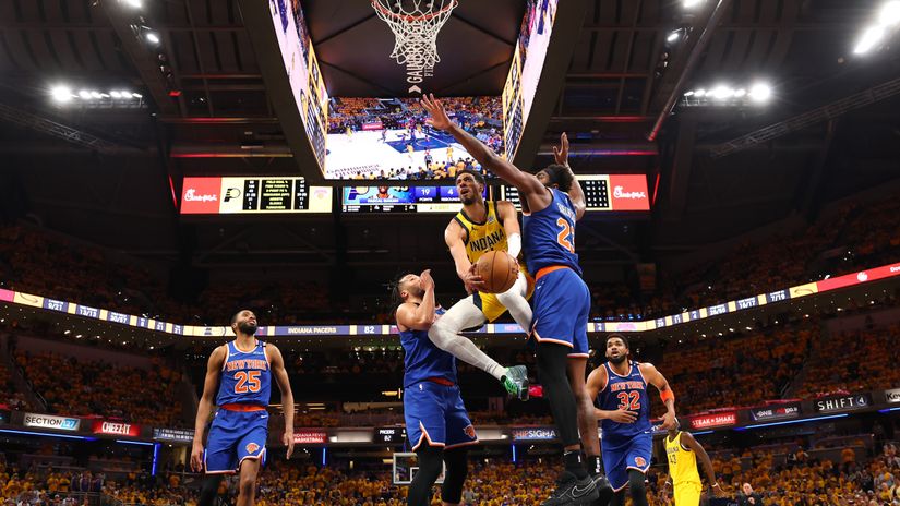 Haliburton goes for a lay up against several Knicks (©Gregory Shamus/Getty Images)