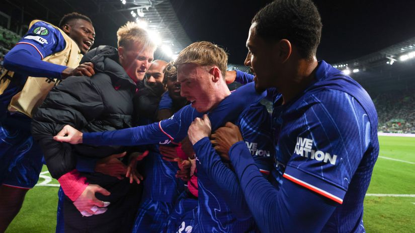 Cole Palmer celebrating with his teammates (©Robbie Jay Barratt - AMA/Getty Images)