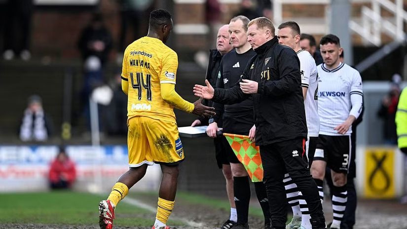 Victor Wanyama and Neil Lenon ©Garry McHarg / Shutterstock Editorial / Profimedia