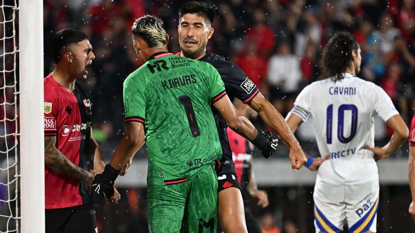 Keylor Navas and his Newells' teammates in action against Cavani of Boca Juniors (©Luciano Bisbal/Getty Images)