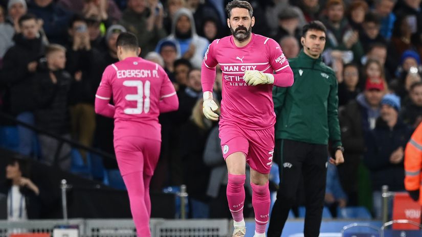 Carson coming on for injured Ederson back in 2022 (©Shaun Botterill/Getty Images)