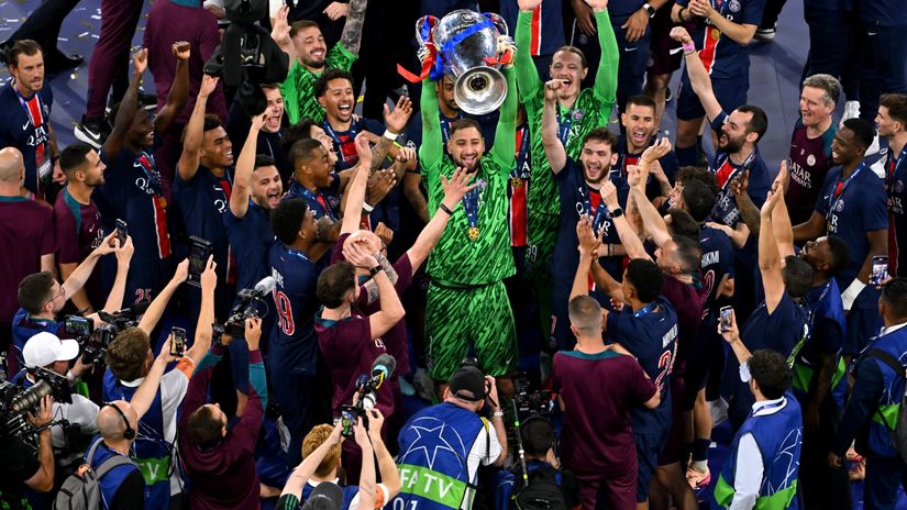 Donnarumma celebrates with the Champions League trophy (©Dan Mullan/Getty Images)