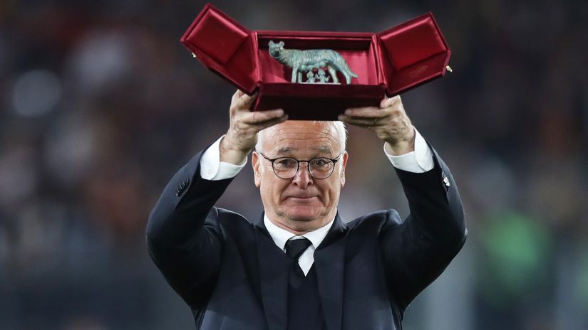 Claudio Ranieri with the gift from the club after his final appearance as AS Roma's coach (©Paolo Bruno/Getty Images)