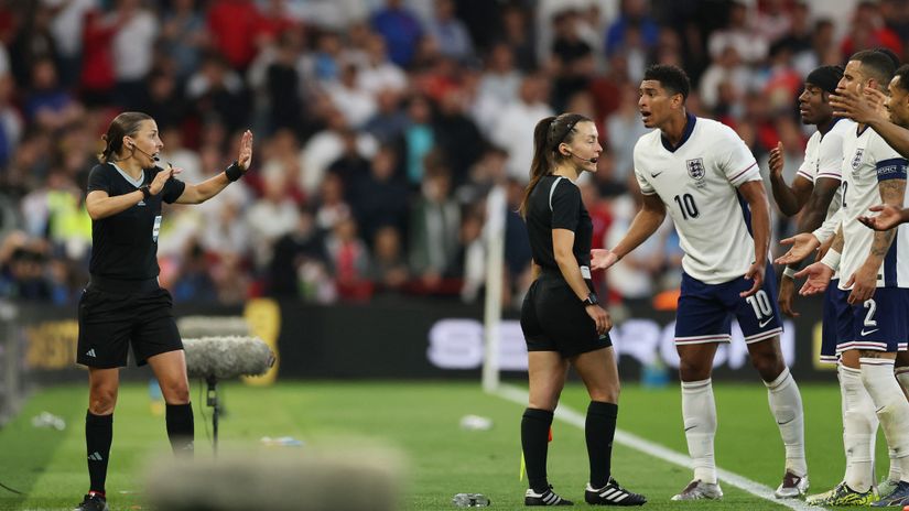 England players complaining (©Gallo Images)