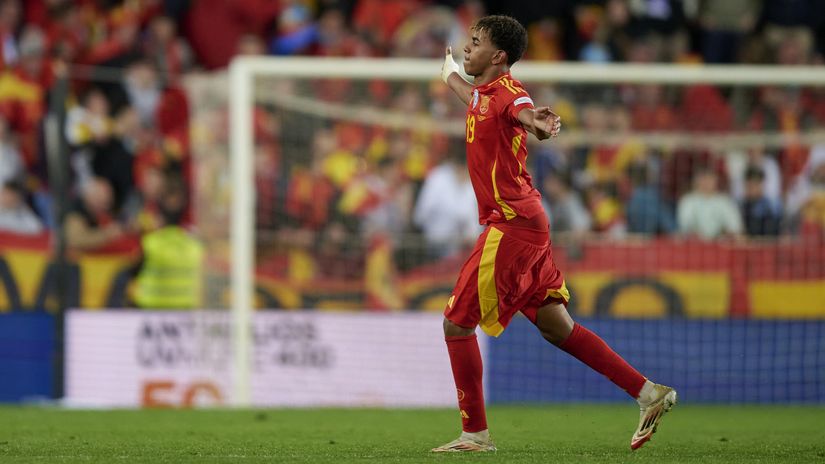 Lamine Yamal with pants down (©Gallo Images)