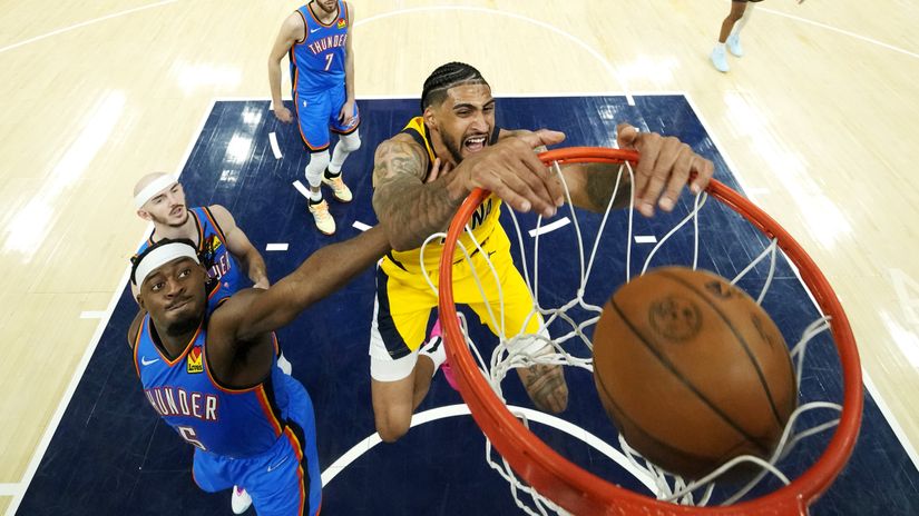 Obi Toppin of Pacers dunks the ball against Luguentz Dort of OKC (©Abbie Parr - Pool/Getty Images)