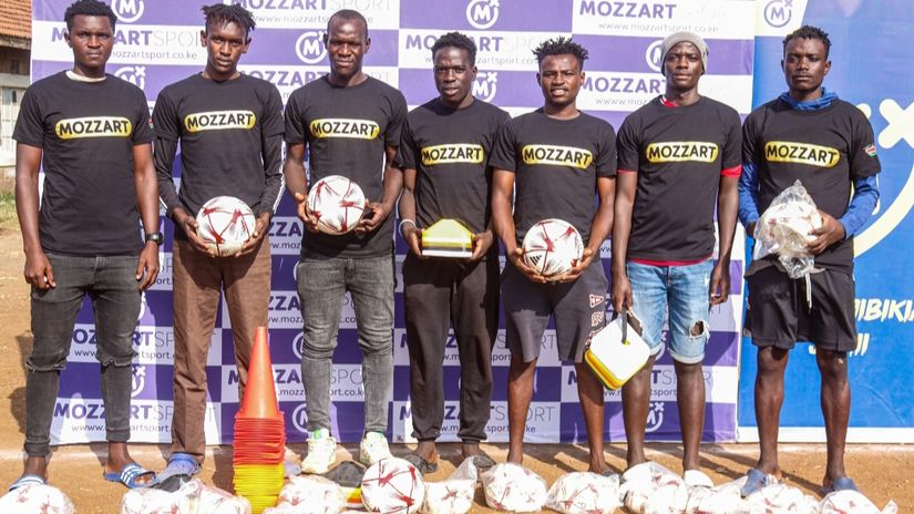 Alpha Onyango with former teammates © Mozzart Sport