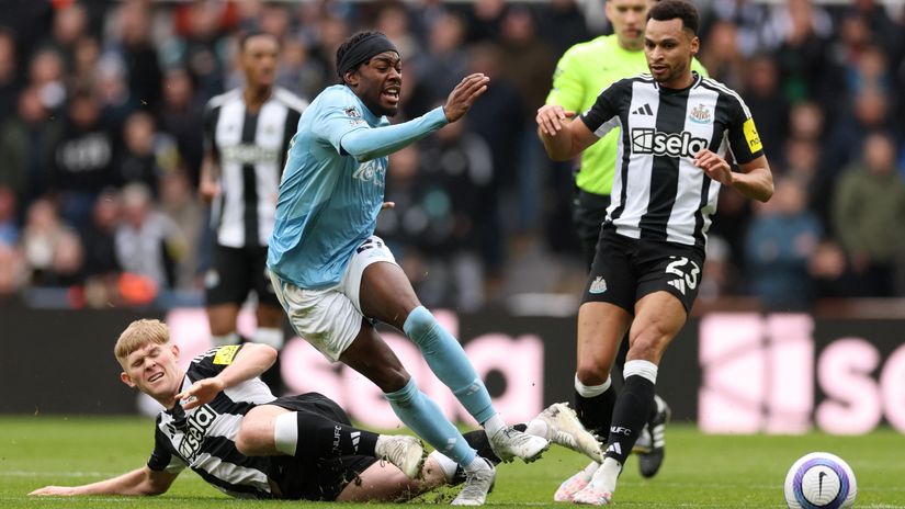 Elanga in action against Newcastle (©Richard Heathcote/Getty Images)