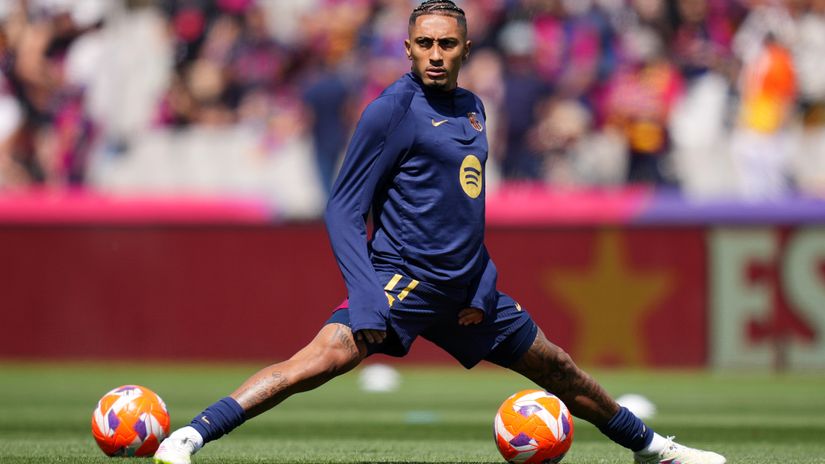 Raphinha stretching before a game (©Alex Caparros/Getty Images)