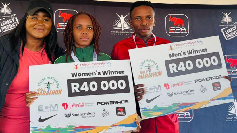 Mofolo and Haitope receive their winner's cheques© NMB Half Marathon