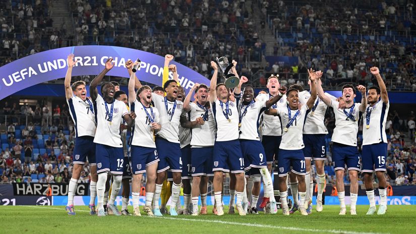 England players with trophy (©Getty Images)