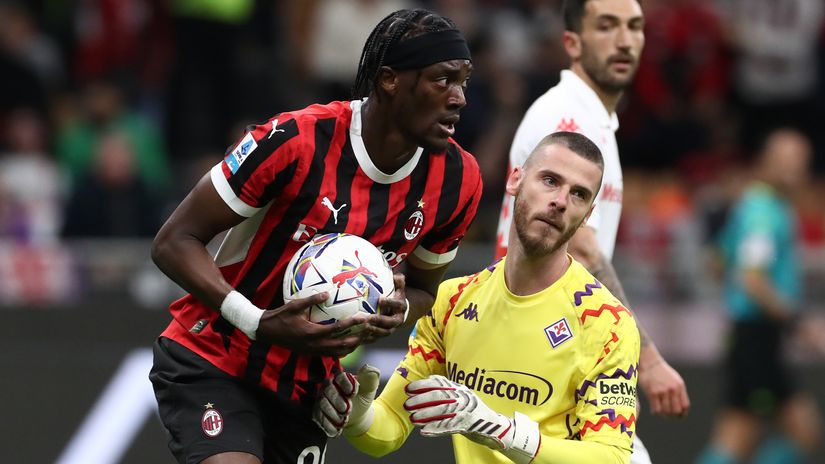 Abraham scores past De Gea in the AC Milan vs Fiorentina clash (©Marco Luzzani/Getty Images)
