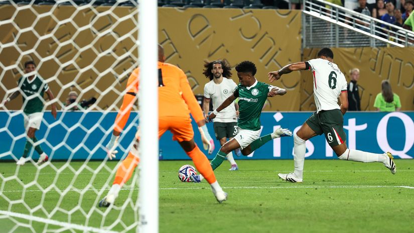 Estevao scoring the goal (©Getty Images)