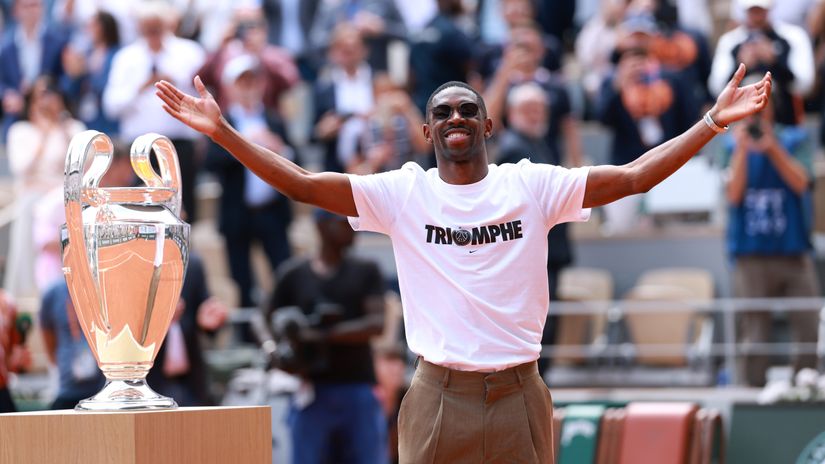Ousmane Dembele with UCL trophy (©Getty Images)