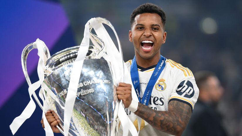 Rodrygo with UCL trophy (©Getty Images)