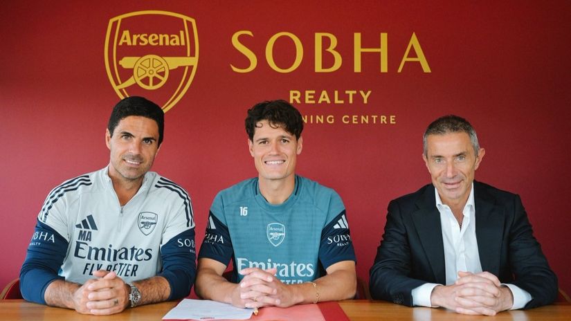 Norgaard at the contract signing alongside Arsenal manager Mikel Arteta and sporting director Andrea Berta (©x.com/Arsenal)