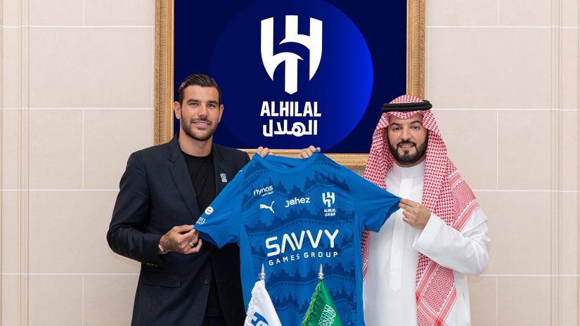 Theo Hernandez at his unveiling (©x.com/Alhilal_EN)
