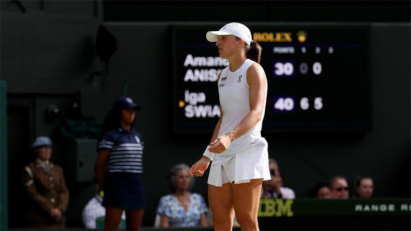 Iga Swiatek after winning the final point with the scoresheet in the back (©Clive Brunskill/Getty Images)