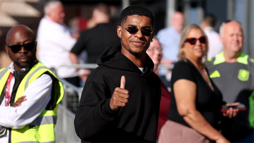 Marcus Rashford says hi to the crowd outside the stadium (©Michael Steele/Getty Images)